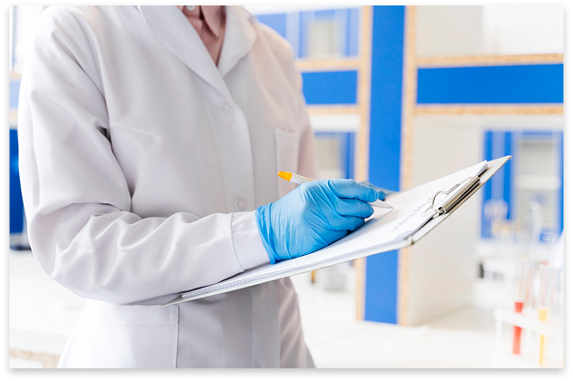 examenes medicos ocupacionales en sym clinica ocupacional doctor registrando evaluacion medica en Lima