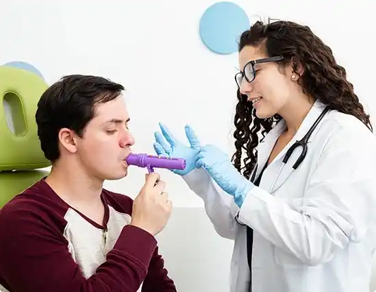 Evalúa la capacidad respiratoria para prevenir enfermedades laborales.