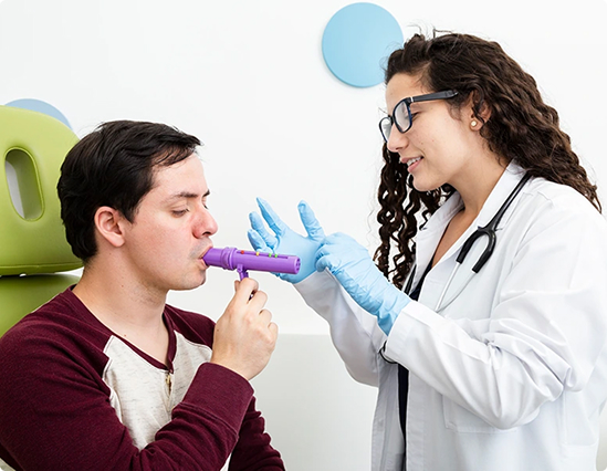 Evalúa la capacidad respiratoria para prevenir enfermedades laborales.