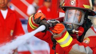 bombero en acción requisitos para ser bombero en Lima